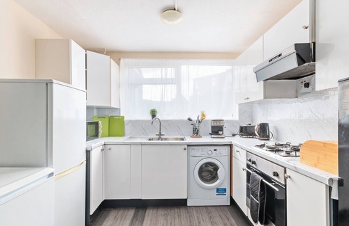 Woolwich House | House - Sleeps up to 10 & Free Parking