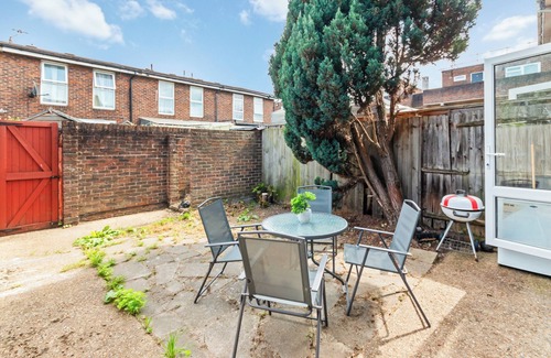 Woolwich House | House - Sleeps up to 10 & Free Parking