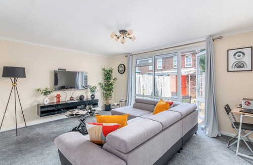 Woolwich House | House - Sleeps up to 10 & Free Parking