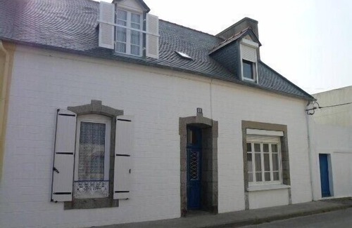 Camaret-sur-Mer House | house with garden in the city center between the port and shops.
