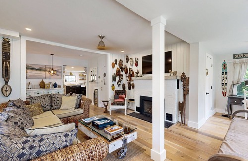 East Chop House | House with guest studio close to town and beach with grill, games, AC & patio