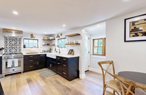 East Chop House | House with guest studio close to town and beach with grill, games, AC & patio