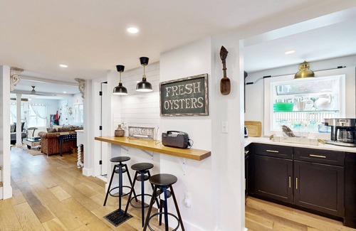 East Chop House | House with guest studio close to town and beach with grill, games, AC & patio