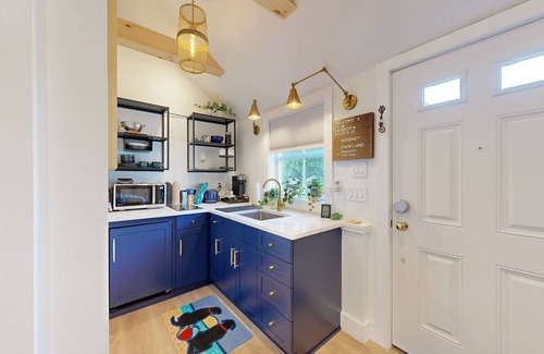 East Chop House | House with guest studio close to town and beach with grill, games, AC & patio