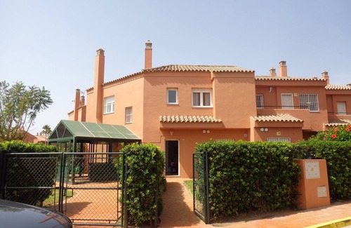 Puerto de la Duquesa House | House with large garden by the sea, barbecue, ideal for families.