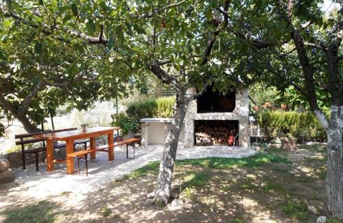 Zrnovnica House | House with large garden right next to the river