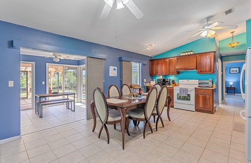 Port Charlotte House | House with outdoor pool and canal with access to the ocean, kayaks, bicycles