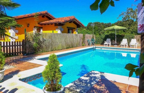 La Portilla Apartment | House with private garden and barbecue, pets are allowed, shared pool