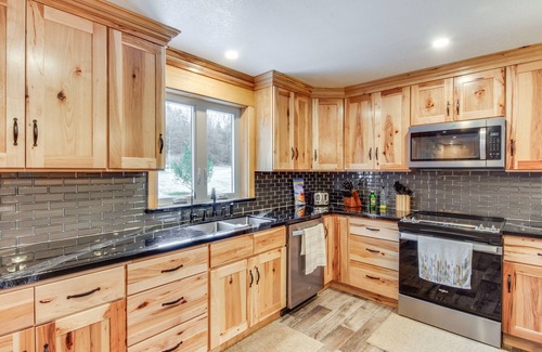 Olanta Cabin | Houtzdale Home w/Shuffleboard & Pickleball!
