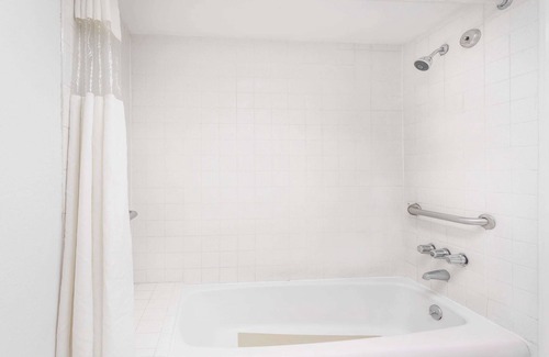 Commerce Hotel | Howard Johnson by Wyndham Commerce GA