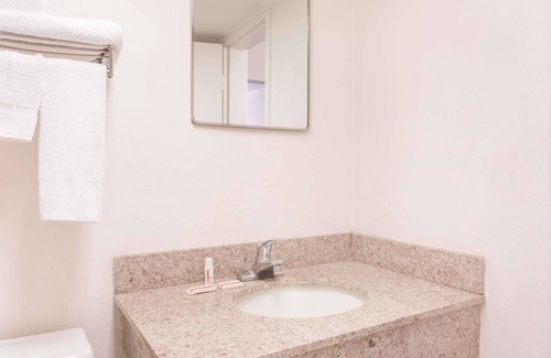 Commerce Hotel | Howard Johnson by Wyndham Commerce GA