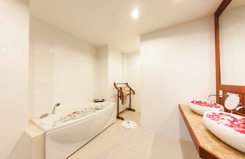 Sa Khu Hotel | Howard Johnson by Wyndham Phuket Naiyang