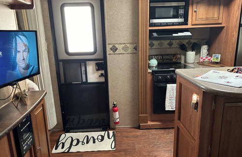 Coulter Sub Mcgee House | Howdy RV & Resort, 10mi to TX A&M,off Hwy 6. Trendy,amenities included,sleeps 4!