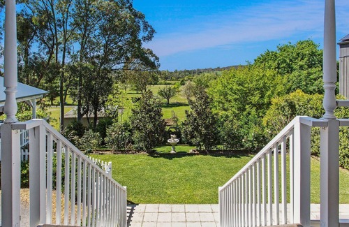 Berry House | Huckleberry House - charming house with beautiful gardens and views, short walk to Berry’