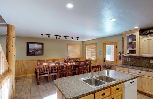 Island Park Cabin | Huckleberry Retreat* 5Br, 4Ba, Sleeps 22, Hot Tub, Wifi, Bbq Grill, Close to ATV Trails