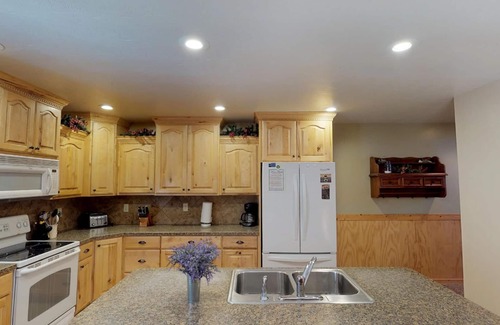 Island Park Cabin | Huckleberry Retreat* 5Br, 4Ba, Sleeps 22, Hot Tub, Wifi, Bbq Grill, Close to ATV Trails