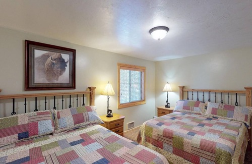 Island Park Cabin | Huckleberry Retreat* 5Br, 4Ba, Sleeps 22, Hot Tub, Wifi, Bbq Grill, Close to ATV Trails