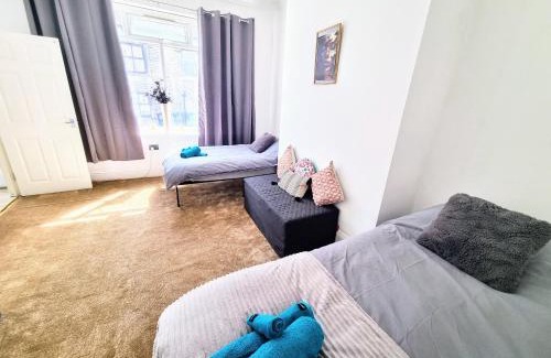 Huddersfield House | Huddersfield Town Canal Retreat pet friendly