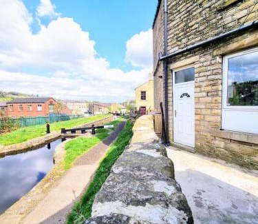 Huddersfield House | Huddersfield Town Canal Retreat pet friendly