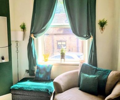 Huddersfield House | Huddersfield Town Canal Retreat pet friendly