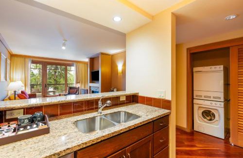Cle Elum Apartment | Huge 2 Connecting Rooms with Kitchen & Balcony