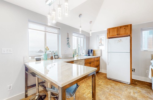 Oceanside House | Huge dog-friendly castle with ocean-view decks 5 minutes to the beach