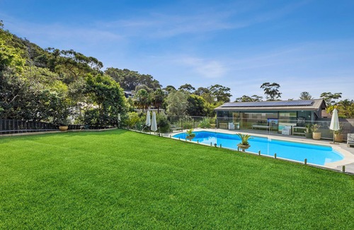 Newport Villa | HUGE ENTERTAINERS HOME - Villa Aix - Minutes to the Sea - Magnesium Heated Pool