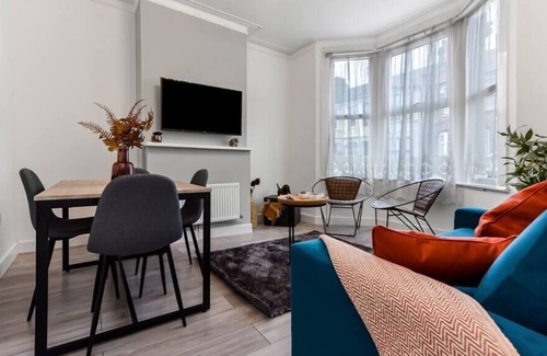 Bruce Grove House | HUGE Family Home Perfect for Friends and Family
