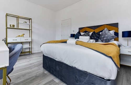 Bruce Grove House | HUGE Family Home Perfect for Friends and Family