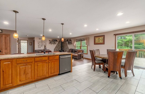 Demotte Cabin | Huge Lodge in the Woods- Peaceful and private!