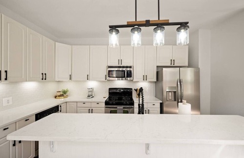 Pendleton House | Huge Lux Historic Retreat, Walk to All Downtown