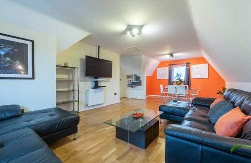 St Ives Apartment | Huge Luxury Modern Penthouse Apartment with King Size Bed