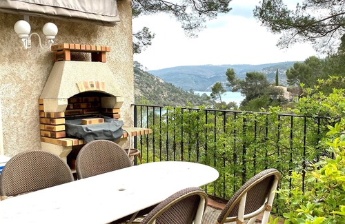 Esparron-de-Verdon Apartment | Hugo's Garriga with its terrace and private access to Lake Esparron de Verdon