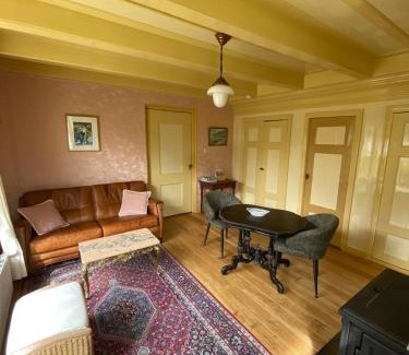 Marrum Apartment | Huis in Marrum uit 1880 met grote tuin.