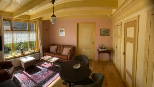 Marrum Apartment | Huis in Marrum uit 1880 met grote tuin.