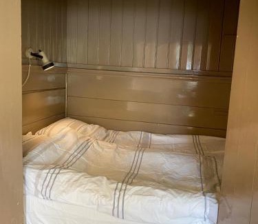 Marrum Apartment | Huis in Marrum uit 1880 met grote tuin.