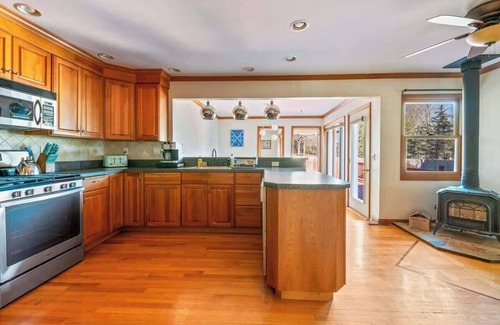 Poughkeepsie House | HV Spacious Retreat sleeps 13 w/Hot Tub