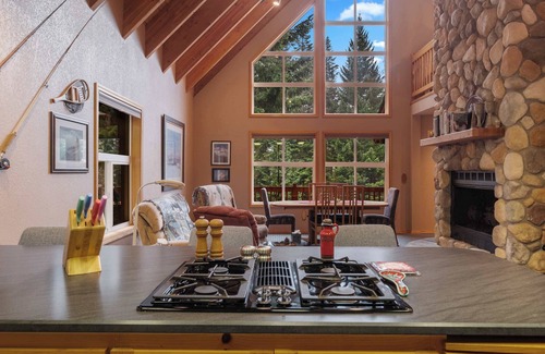 Hyak House | Hyak | 5 mins to Ski Hill | Fire Place