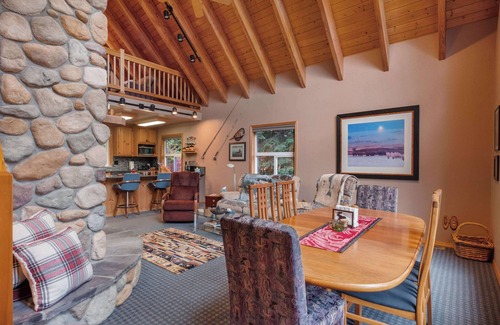 Hyak House | Hyak | 5 mins to Ski Hill | Fire Place