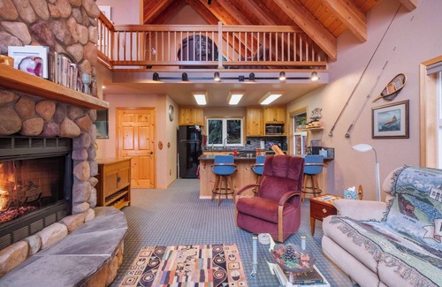 Hyak House | Hyak | 5 mins to Ski Hill | Fire Place
