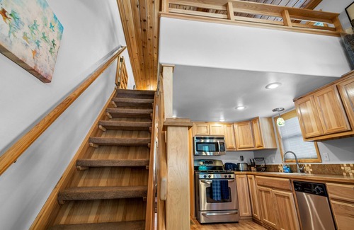Ashland Apartment | Hyatt Prairie Cabin offers views and a two person Hot Tub! Both bedrooms have a queen size bed.
