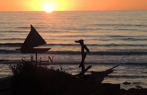 Paekakariki House | I minute from beach. Relax,enjoy wonderful views of sea, sunsets, Kapiti Island.