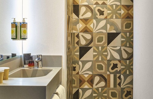 Quartier de la Chapelle Hotel | ibis Budget Paris porte de la Chapelle - Aréna