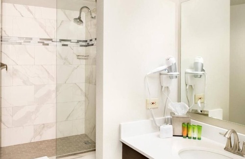 Gateway District House | Iconic of Las Vegas! 3 Modern Units, Game Room, 2 Pools, Casino, FREE Parking!