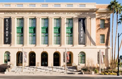 Gateway District House | Iconic of Las Vegas! 3 Modern Units, Game Room, 2 Pools, Casino, FREE Parking!