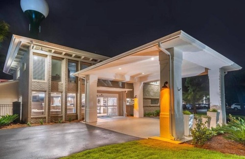 Jekyll Island House | Ideal Family Suite Minutes from Jekyll Island Fun | Onsite Pool, Free Parking!