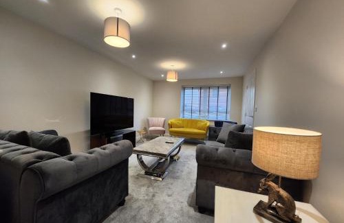 Wellingborough House | Ideal For Business, Leisure And Relocation - Rated Perfect For Weekly & Monthly Stays - Book Today!