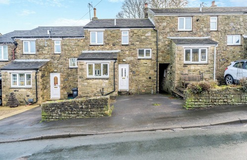 Hawes Cottage | Ideal for couples or a small group of friends.