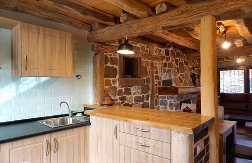 Tamajon Cottage | Ideal for families and friends surrounded by mountainous and rugged landscapes
