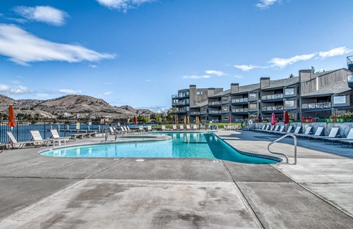 Chelan House | Ideal lakefront condo w/shared pool/hot tub, shared dock, & high-speed WiFi